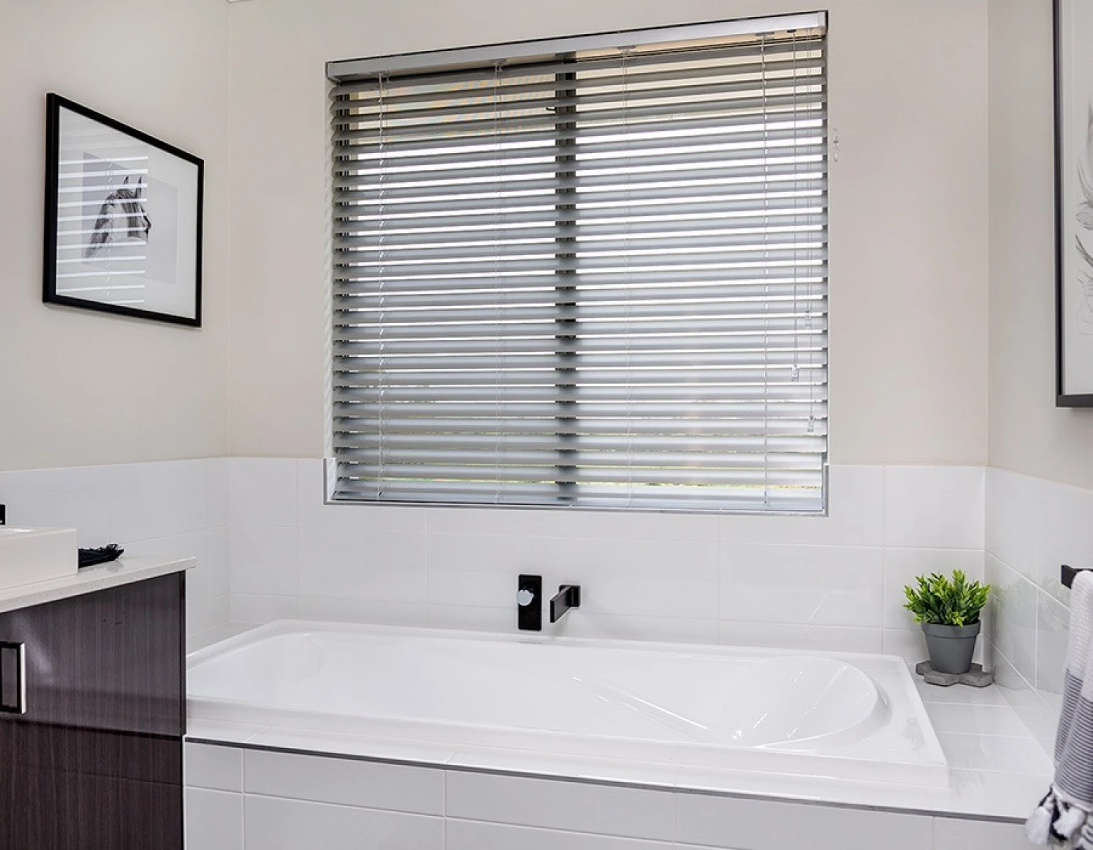 copy-of-720xnxindoor-venetian-aluminum-01.jpg.pagespeed.ic.8dzpnqxamf.jpeg